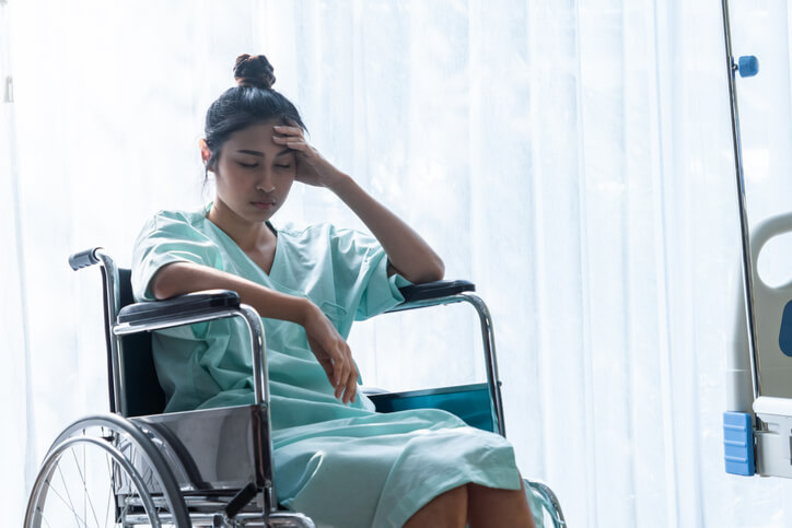 injured woman thinking of pursuing a medical malpractice lawsuit