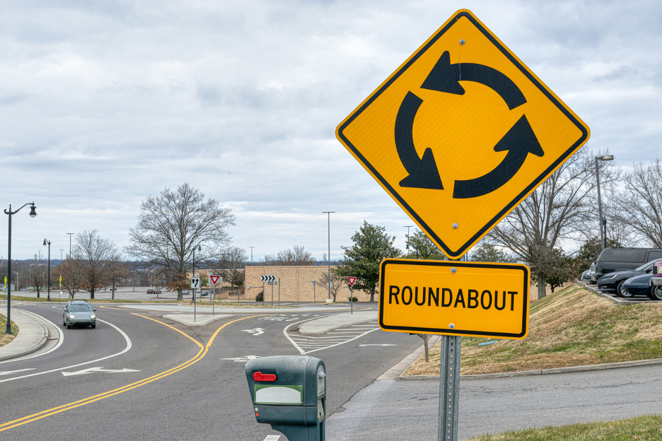 Avoiding Accidents and Staying Safe While Driving in Traffic Roundabouts