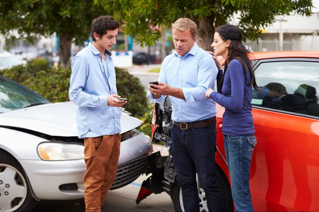 south-carolina-drivers-exchanging-insurance-info-after-auto-accident